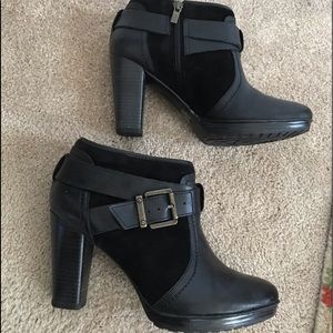 Clarks Womens booties size 8.5 Black leather